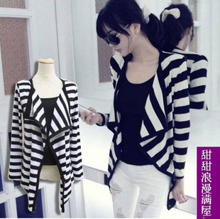 เสื้อผ้าแฟชั่นผู้หญิง ((พร้อมส่ง)) : เสื้อคลุมสีขาว+ดำ ลายขวาง มีเสื้อด้านใน น่ารัก น่ารักจ้า