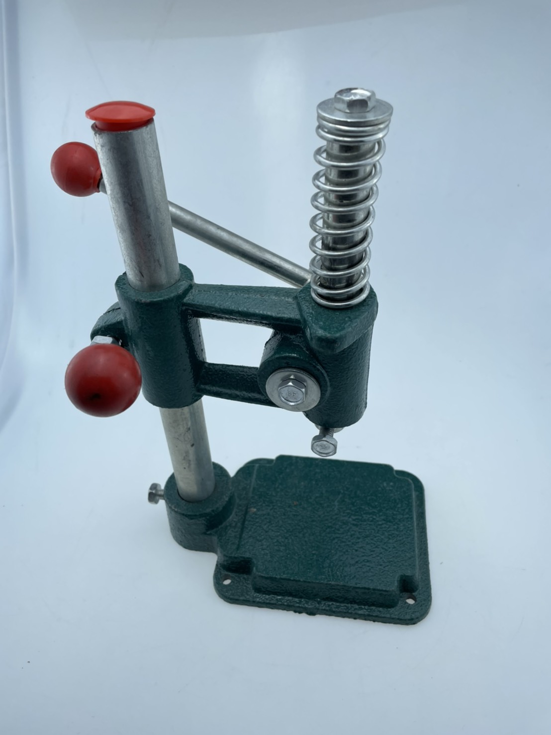 เครื่องกดสำหรับปั๊มกระดุมโดยใช้แรงจากมือเจาะรูงานผ้าหรือใช้