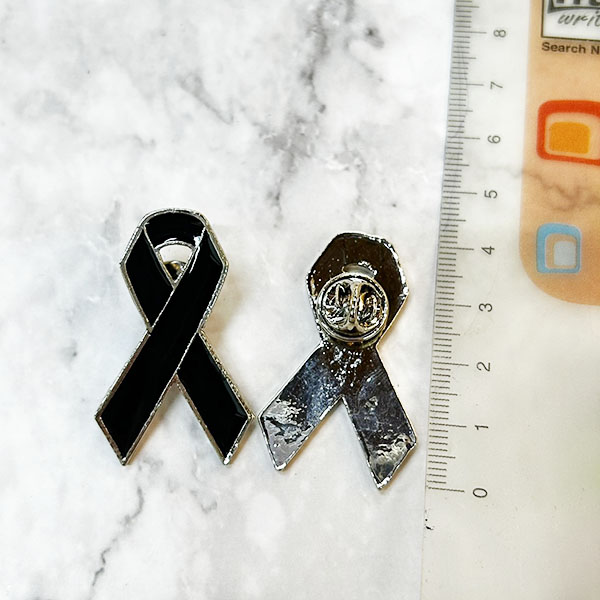 เข็มกลัดโบว์ดำไว้อาลัย โลหะชุบ หลัง ปีกผีเสื้อ ชิ้นละ 25.- (โรงงานไทย)