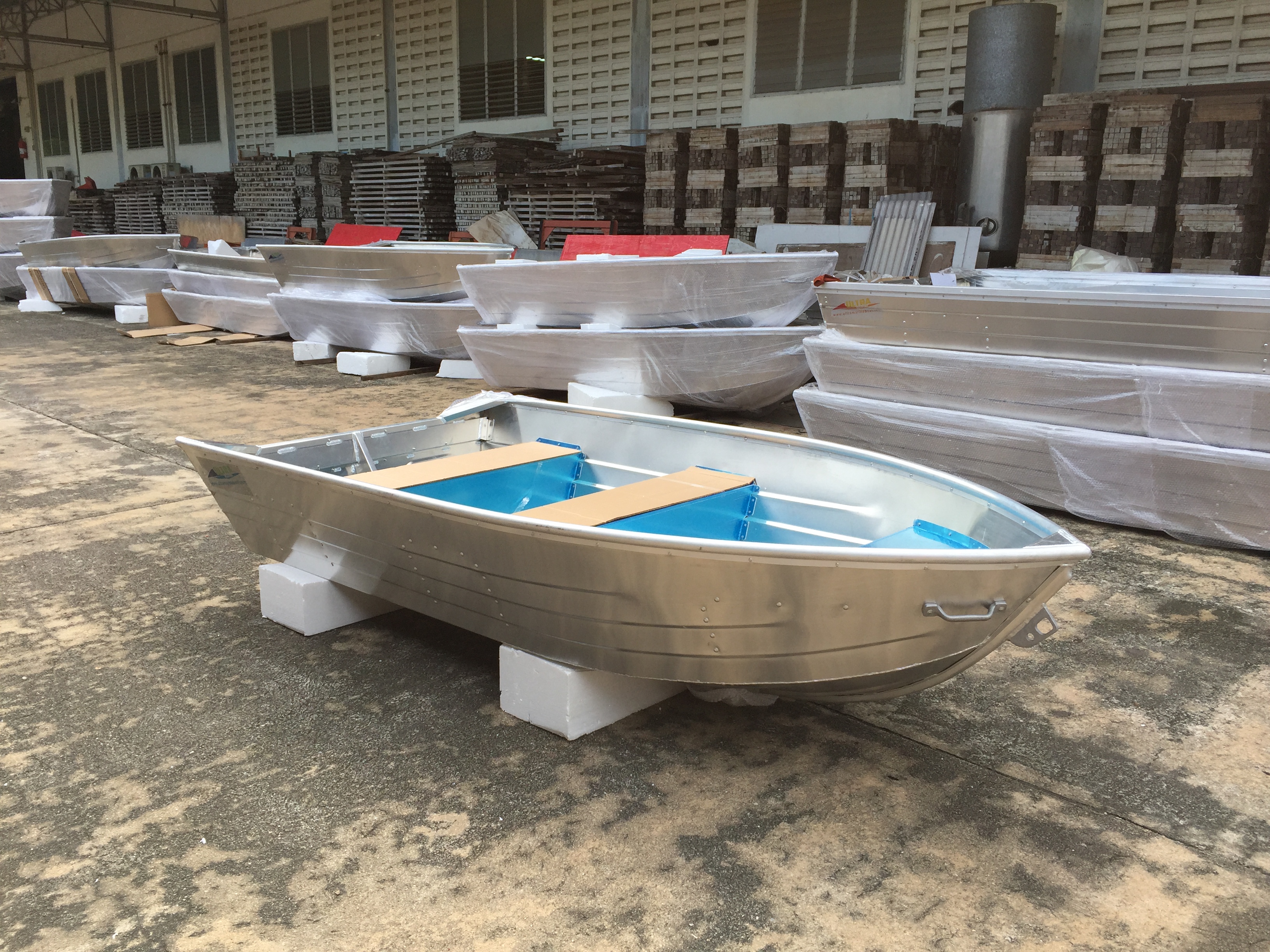 เรือท้องวี รุ่น AV10