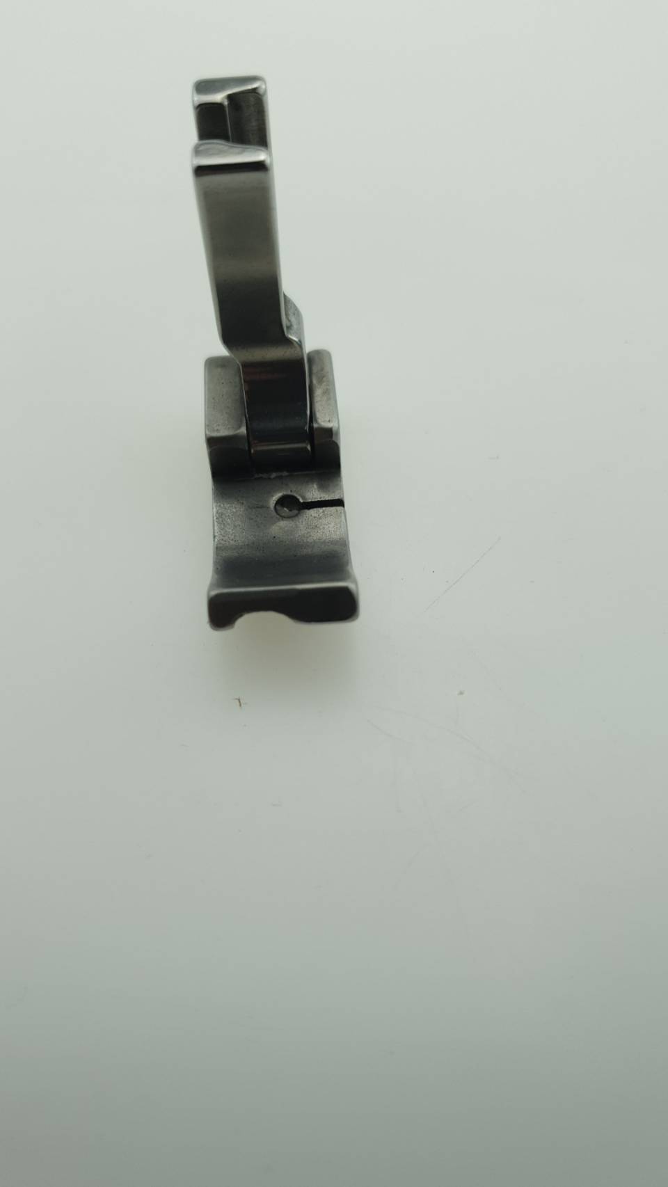 ตีนผีร่องสำหรับเย็บเชือก P69LH 3/16 เป็นตีนผีชนิดพิเศษใช้ช่วยในการเย็บเชือกได้ดี