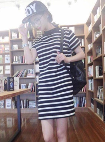 ((พร้อมส่ง)) เสื้อผ้าแฟชั่นผู้หญิง : เดรสสีดำ แต่งลายดำขาว ผ่าข้าง น่ารักมากๆจ้า