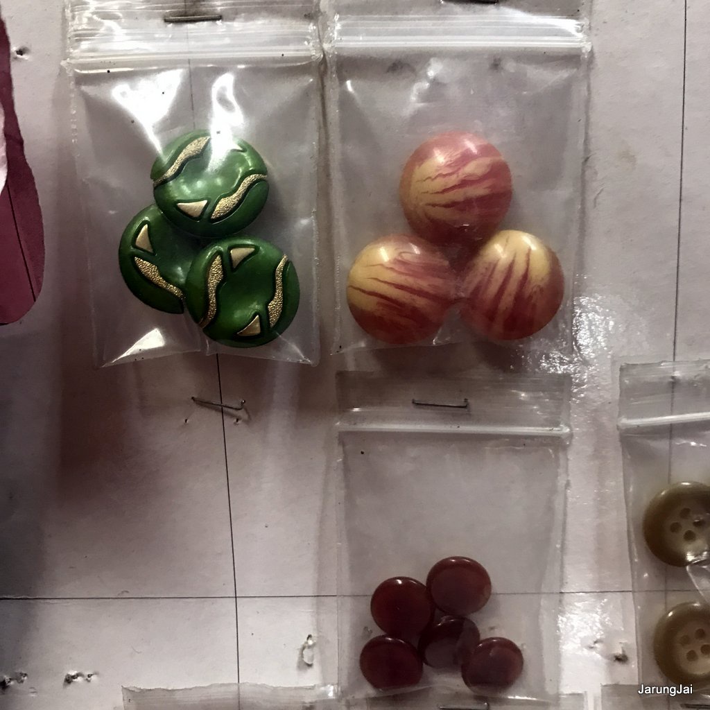 กระดุม เสื้อผ้าผู้หญิง ขายเหมา 13 แบบ รวม 50 กว่าเม็ด ของสะสม ลดราคาพิเศษ