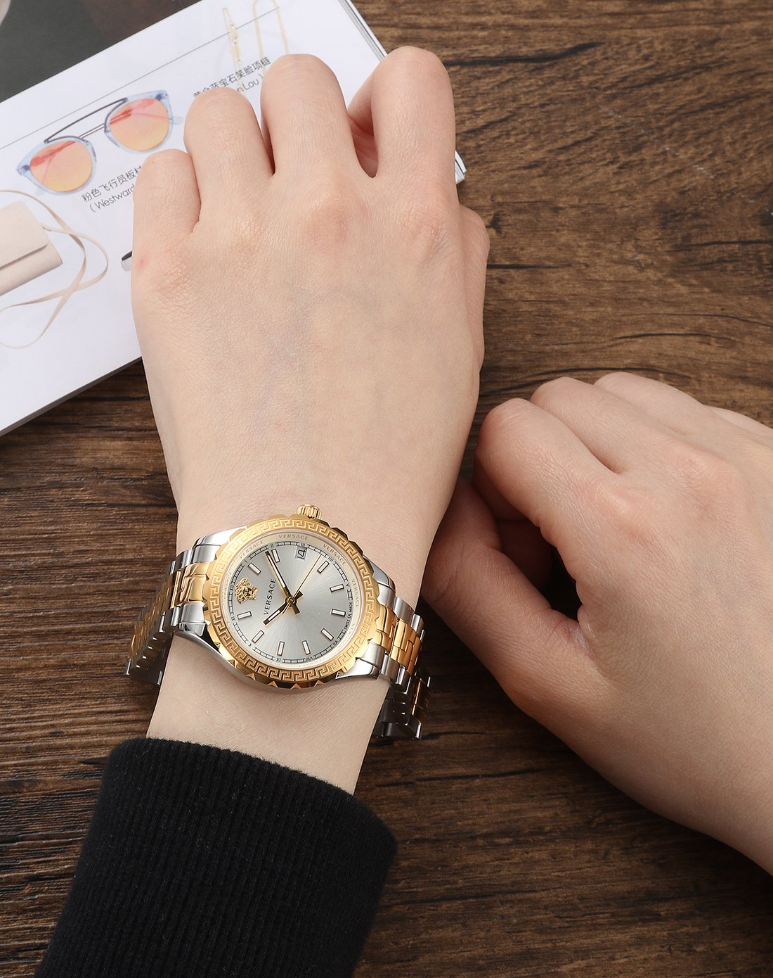 Versace V12030015 นาฬิกาผู้หญิง Hellenyium Quartz Swiss Made Women's Watch