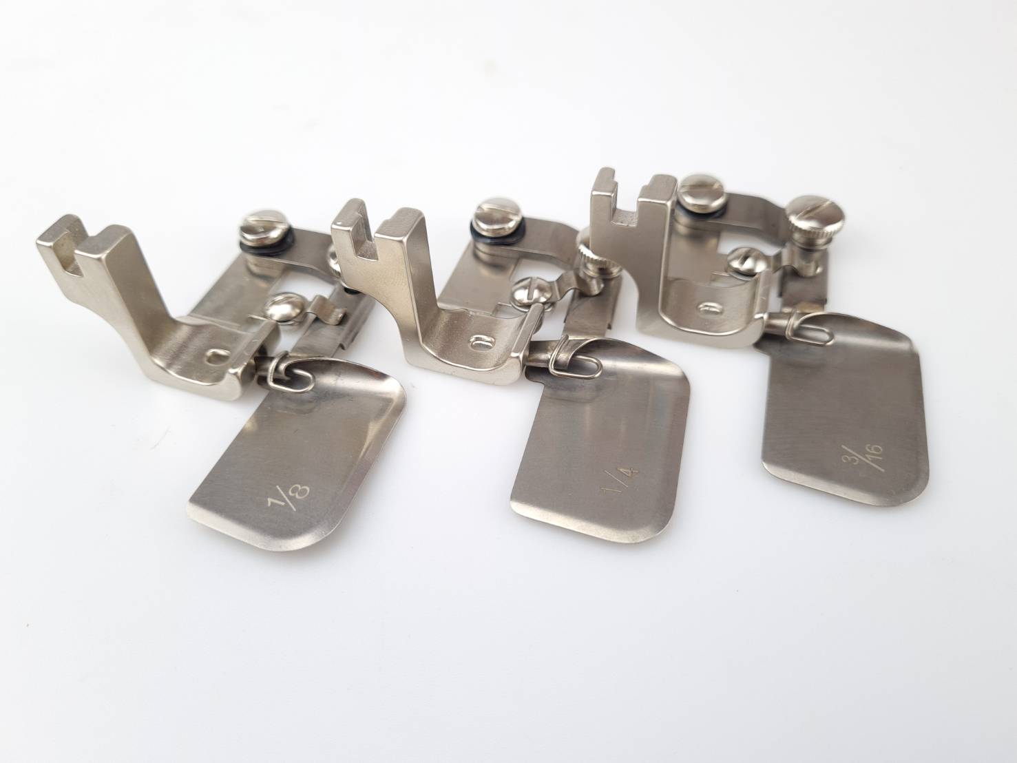 ตีนผีจักรอุตสาหกรรมเข็มเดี่ยวแบบพับชายมีแบบผ้าบางงานทั่วไปและตีนผีพับชายผ้าหนา ถึงหนามาก ตีนผีม้วนชายซองพับชาย ซองพับสาบเสื้อ