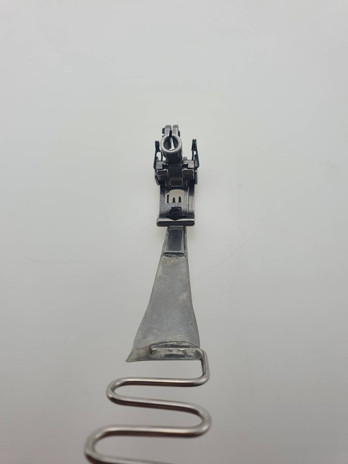 ตีนผีกุ้นจักรลาอุตสาหกรรมแถบผ้า ตีนผีกุ๊นแถบผ้า เช่น กางเกงวอม แถบเส้นบนเสื้อและกางเกงใช้กับจักรลาอุตสาหกรรม