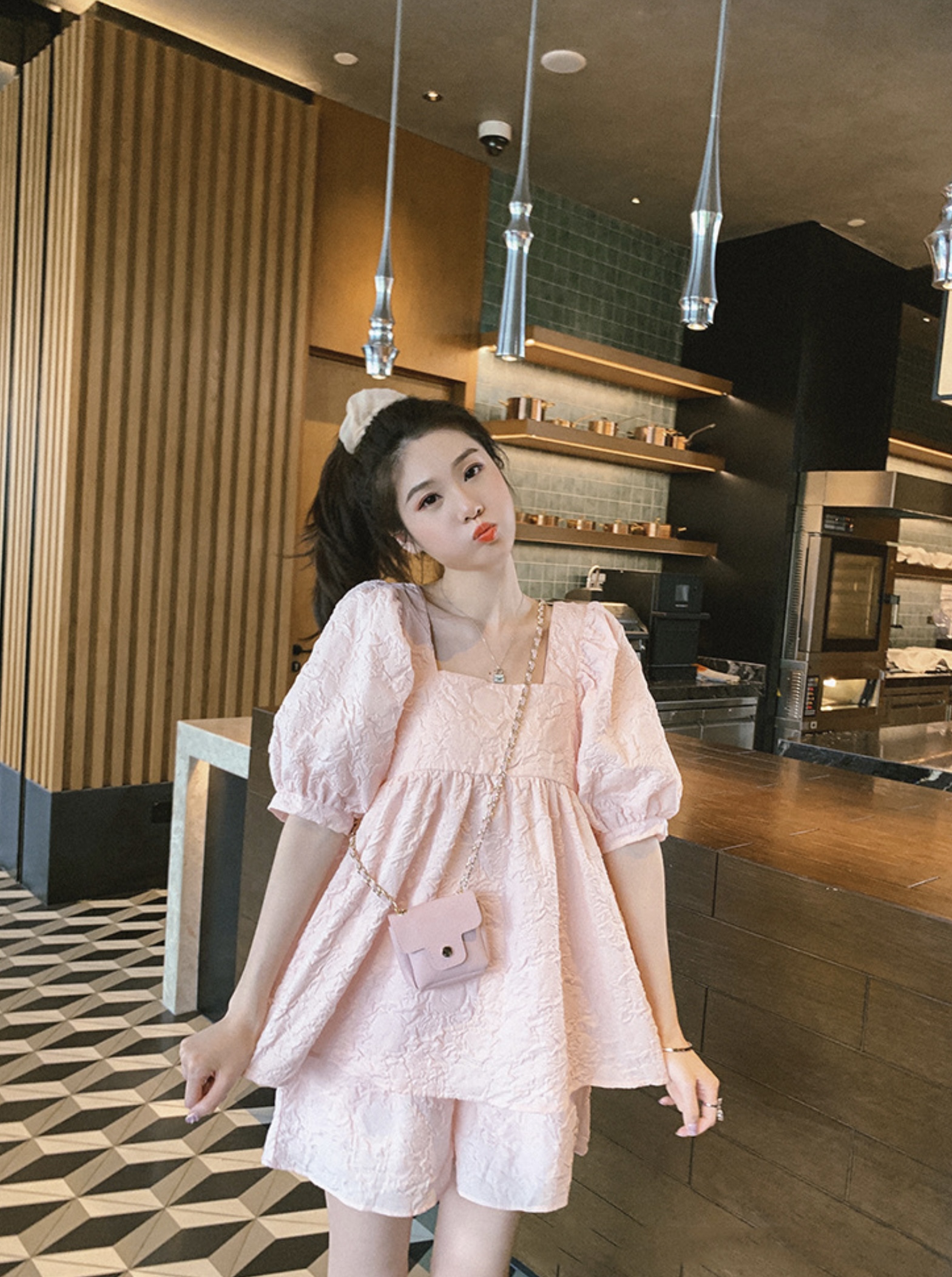 ชุดเสื้อคลุมท้อง+กางเกงขาสั้น สไตล์เกาหลี แขนตุ๊กตา ผ้าย่นนูน น่ารักมากๆ กางเกงปรับไซส์ได้ มีกระเป๋าข้าง M,L,XL,XXL