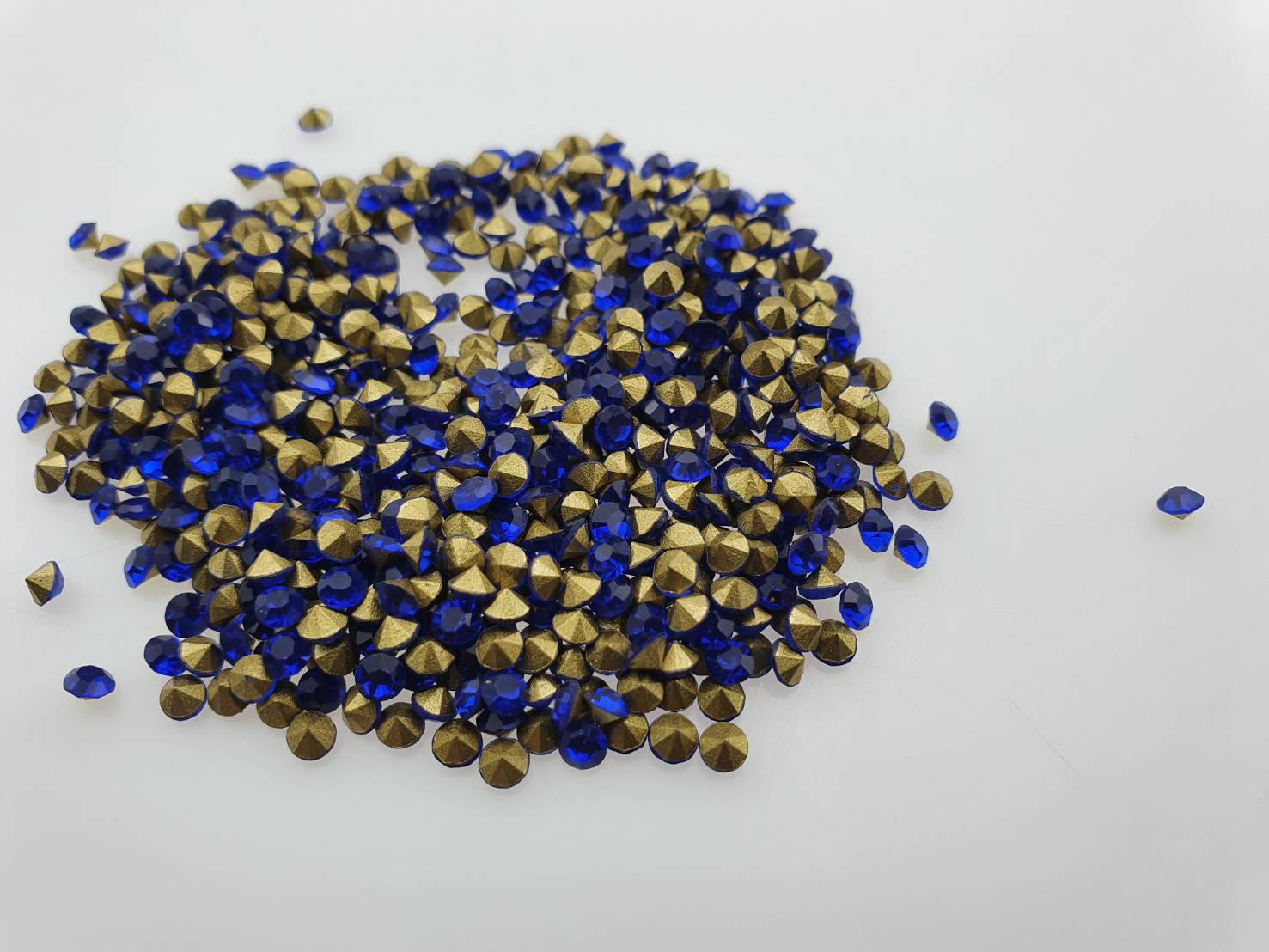 เพชรตูดแหลม เพชรก้นแหลม เพชรเทียม เพชรกระจก เพชรคริสตัล พลอยกระจก สีน้ำเงิน ขนาดต่างๆ