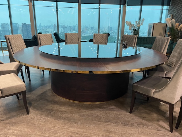 Trp. โต๊ะกลม ขอบคิ้วทอง ขนาด 280 ซม.พร้อมชุดจานหมุนอาหาร กระจกกรม 200 ซม.ฐานรองหมุนไฟฟ้าถ่านชาร์ทรีโมท 1 ชุด