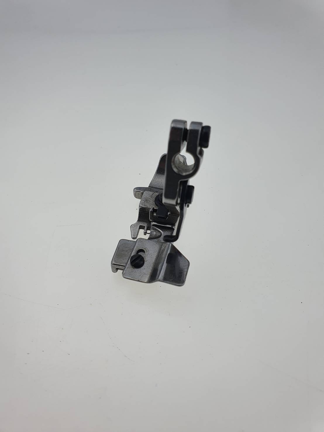 ตีนผีพิเศษแบบล้อสำหรับจักรโพ้งอุตสาหกรรม สี่เส้น สำหรับเย็บผ้ายืด เย็บงานหนัง งาน PVC