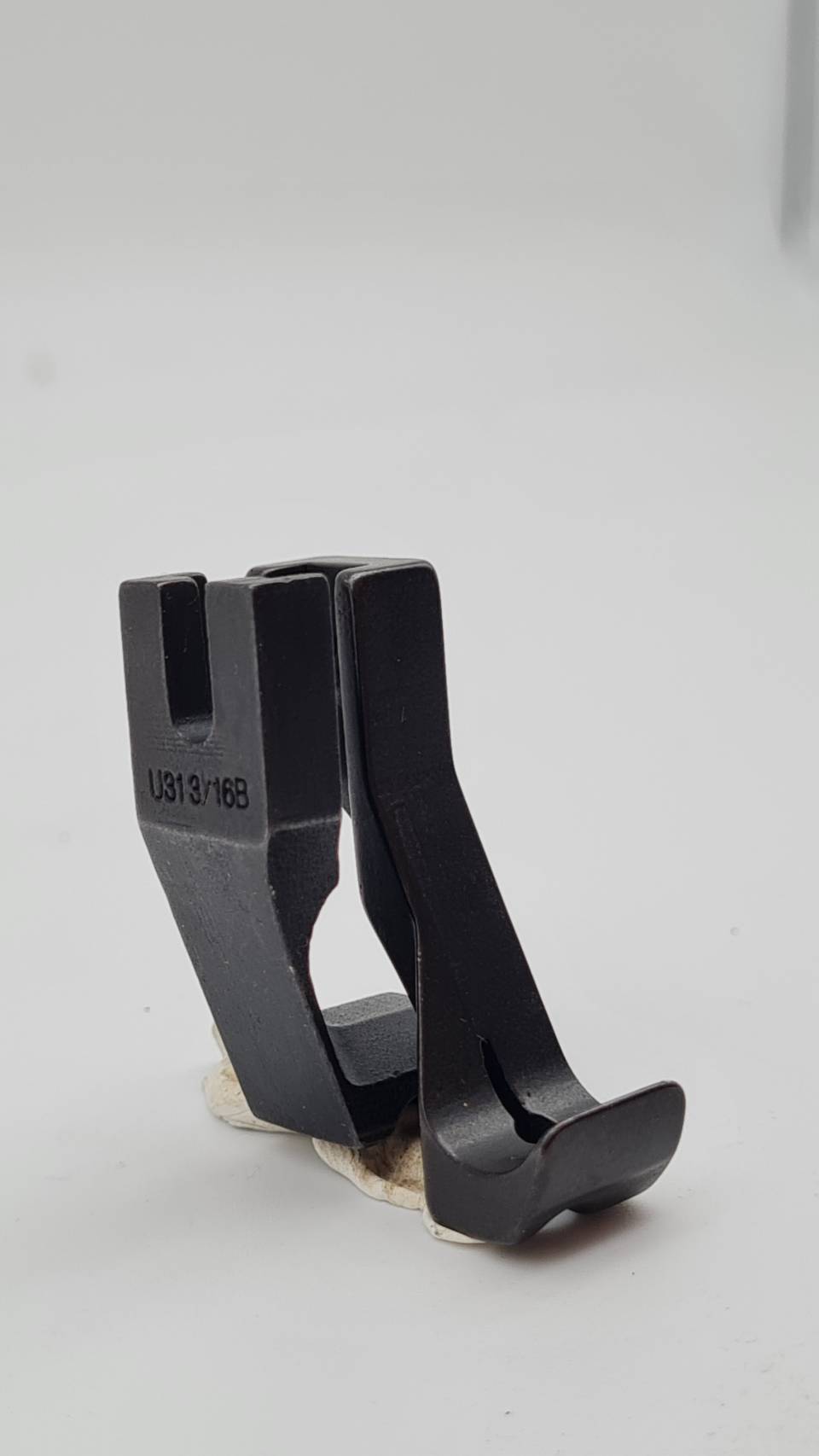 ตีนผีสำหรับจักรเย็บผ้าตีนตะกุย จักรเย็บแบบ แบบร่องเชือก ร่องขนาด 3/16 U31 3/16B ใช้งานเย็บเหยียบบนเส้นเชือกหรือตะเข็บผ้า