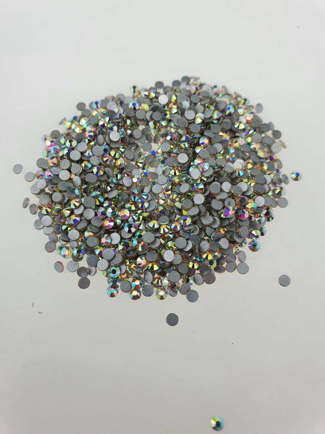 เพชรคริสตัลก้นตัด ขนาด SS8 (2.4มิลลิเมตร ) จำนวน 1440 เม็ดใช้งานง่ายเหมาะกับงาน DIYเสื้อผ้าต่างๆ