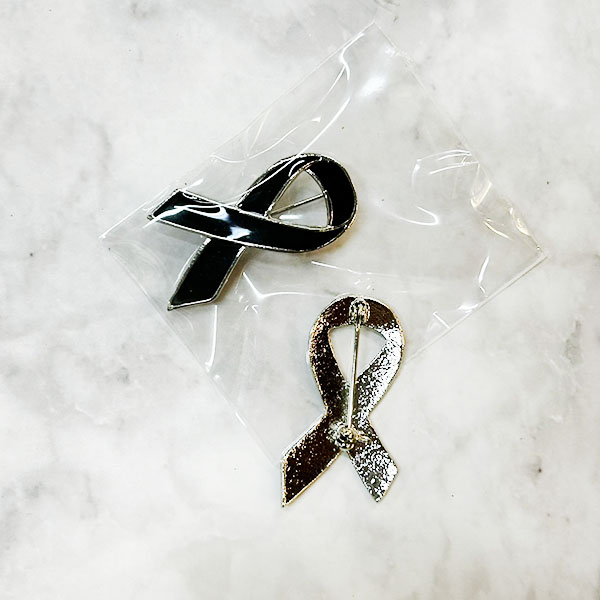 เข็มกลัดโบว์ดำไว้อาลัย โลหะชุบ หลัง เข็มกลัด ชิ้นละ 30.- (โรงงานไทย)