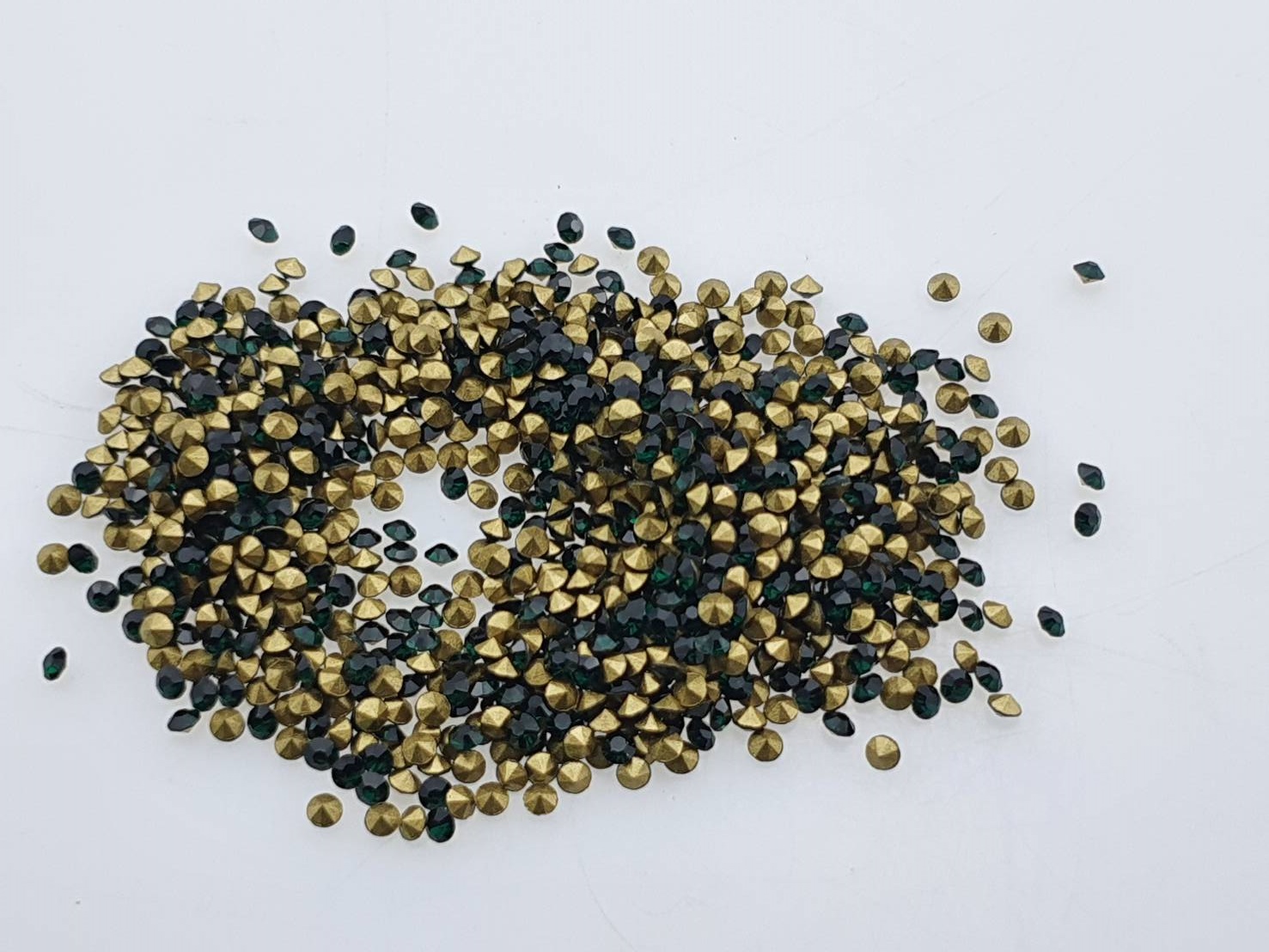 เพชรตูดแหลม เพชรก้นแหลม เพชรเทียม เพชรกระจก เพชรคริสตัล พลอยกระจก สีเขียวขนาดต่างๆ