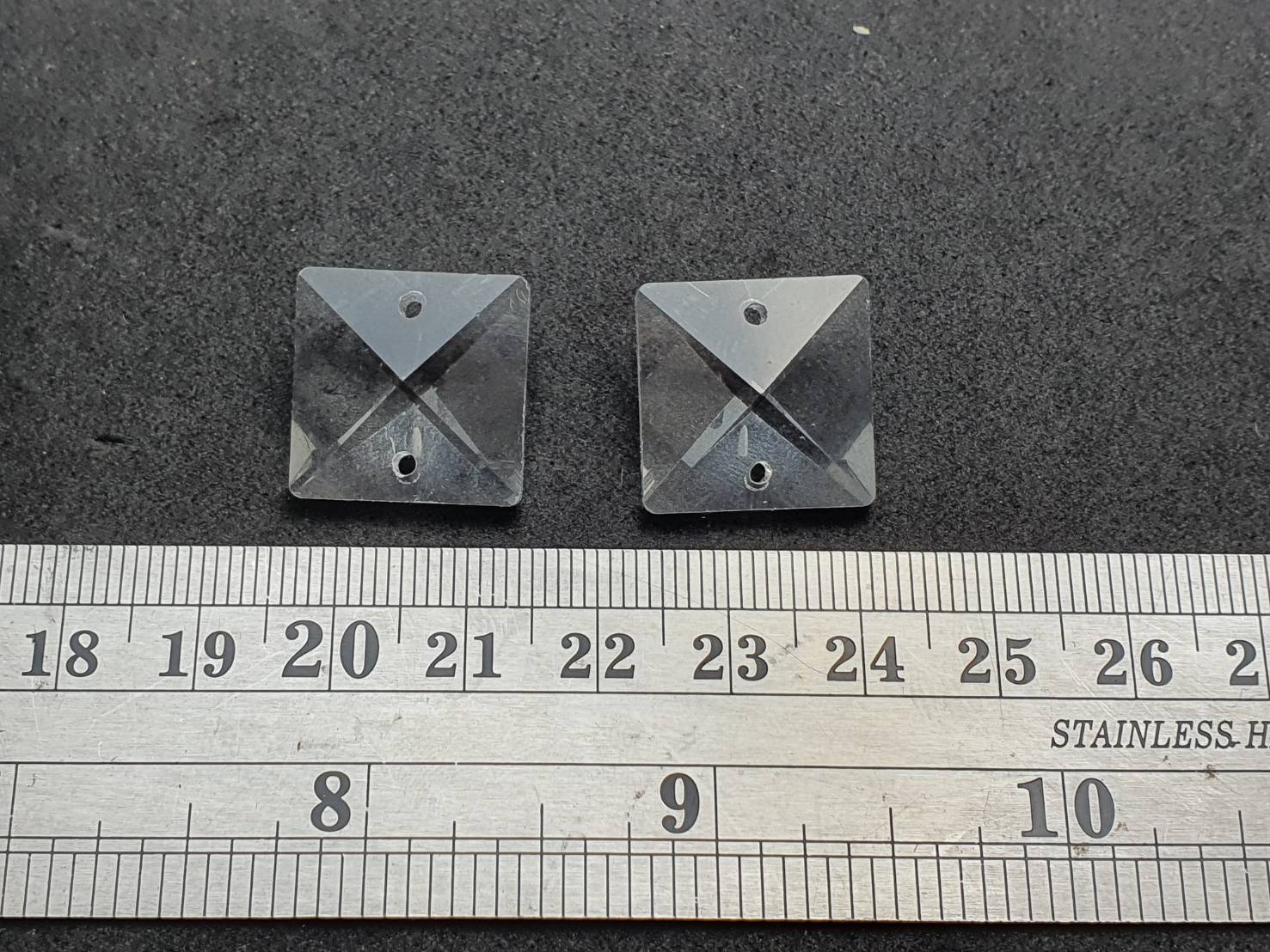 คริสตัลห้อย คริสตัลแปดเหลี่ยมสำหรับประดับสถานที่มีหลายแบบสามารถร้อยเป็นเส้นด้วยห่วงลวด