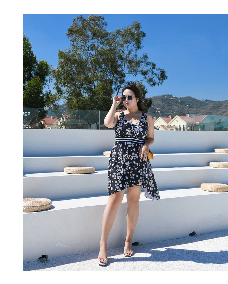 ชุดว่ายน้ำคนอ้วน 6xl พร้อมส่ง :ชุดว่ายน้ำไซส์ใหญ่ชุดเที่ยวทะเลสีดำแต่งลายดอกไม้มาพร้อมเสื้อคลุมมี Hood มีกางเกงขาสั้นใส่ด้านในสีสันสวยสดใส แบบเก๋น่ารักมากๆจ้า : รอบอก 40 - 50 นิ้ว เอว 36 - 48 นิ้ว สะโพก 44 - 54 นิ้ว เสื้อคลุมรอบอกกว้าง 56 นิ้ว