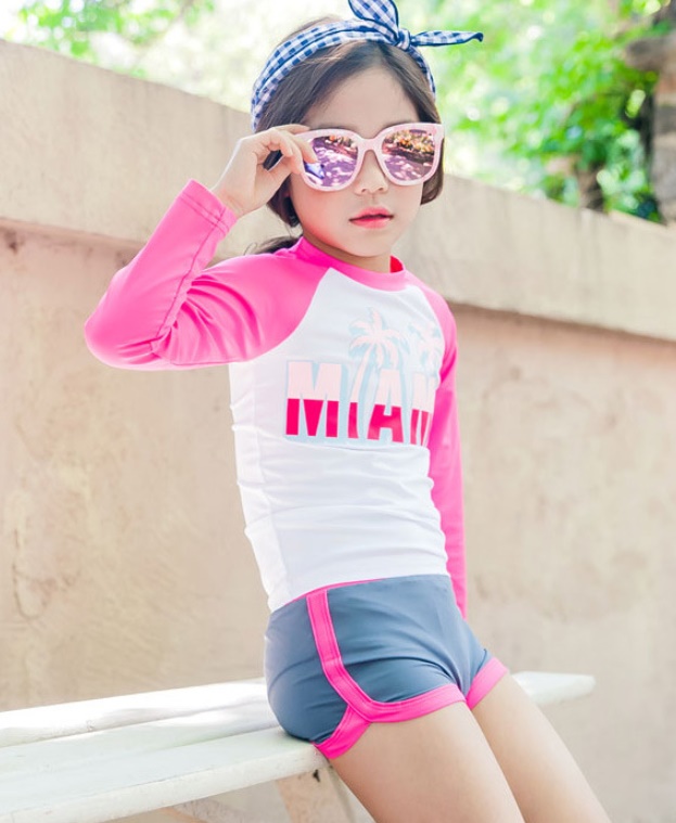 ชุดว่ายน้ำเด็ก พร้อมส่ง :ชุดว่ายน้ำเด็กสีชมพูแขนยาว แต่งลายอักษรมีกางเกงขาสั้น แบบสวยน่ารักมากๆจ้า:รอบอก28-34นิ้ว เอว26-32นิ้ว สะโพก28-34นิ้วจ้า