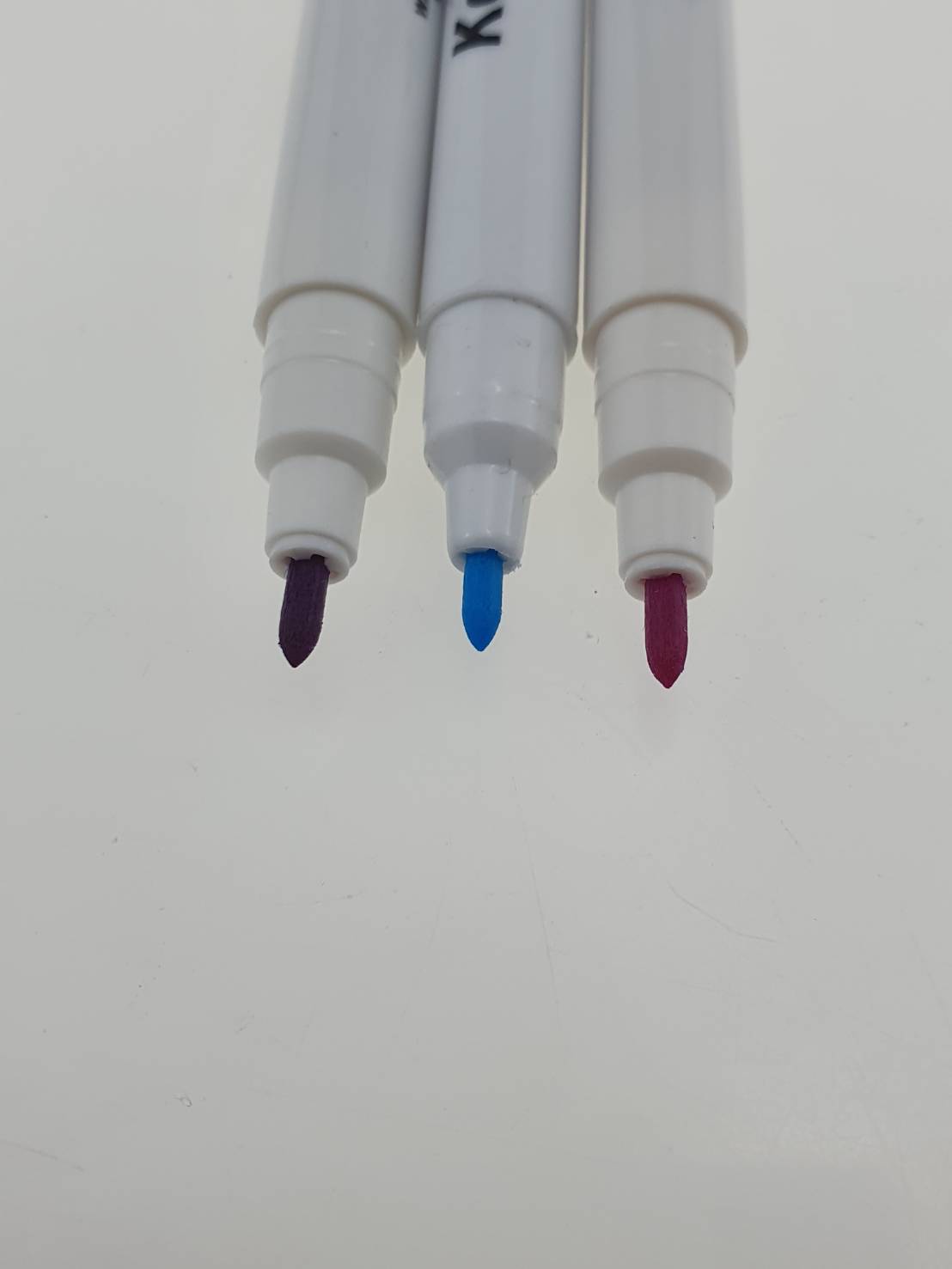 ปากกาลบด้วยน้ำสำหรับเขียนบนผ้าและสามารถหายไปเองได้หากโดนความชื้นหรือการซักด้วยน้ำ