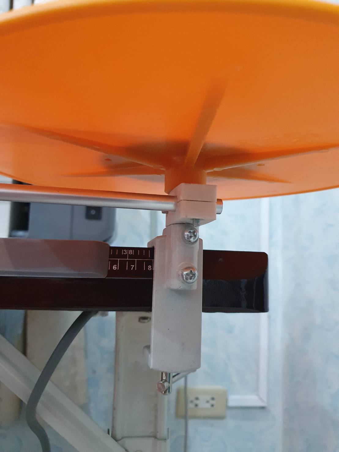 ถาดวางผ้ากุ๊นสำหรับการกุ๊นผ้า เป็นอุปกรณ์ที่จะทำให้การกุ๊นนงานได้อย่างต่อเนื่องและไม่เสียเวลาในการทำงาน