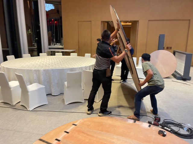 Trp. Trp.ทีอาร์พี ชุดโต๊ะกลม 20 ที่นั่ง พร้อมชุดจานหมุนอาหาร และ ฐานรองหมุนไฟฟ้าถ่านชาร์ทรีโมท