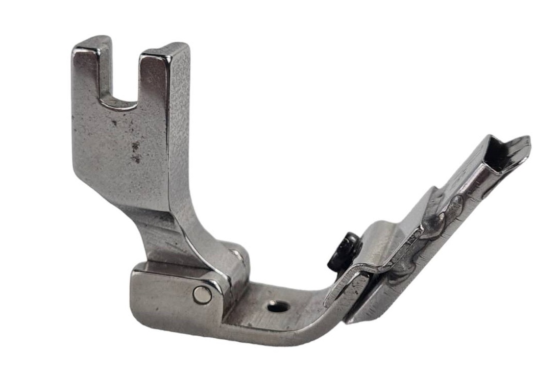 ตีนผีจักรอุตสาหกรรมเข็มเดี่ยวสำหรับใส่เทปก้างปลาดามคอ ขนาด 7/16 ( เทป 10 มิลลิเมตร) ติดตั้งง่ายสามารถปรับซ้ายขวาหรือปรับตำแหน่งเข็ม ได้