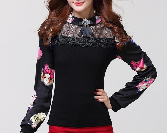 ((พร้อมส่ง)) เสื้อผ้าแฟชั่นผู้หญิง : เสื้อแฟชั่นสีดำ แต่งลูกไม้ช่วงบน แขนสีดำแต่งลายการ์ตูน น่ารัก น่ารักจ้า