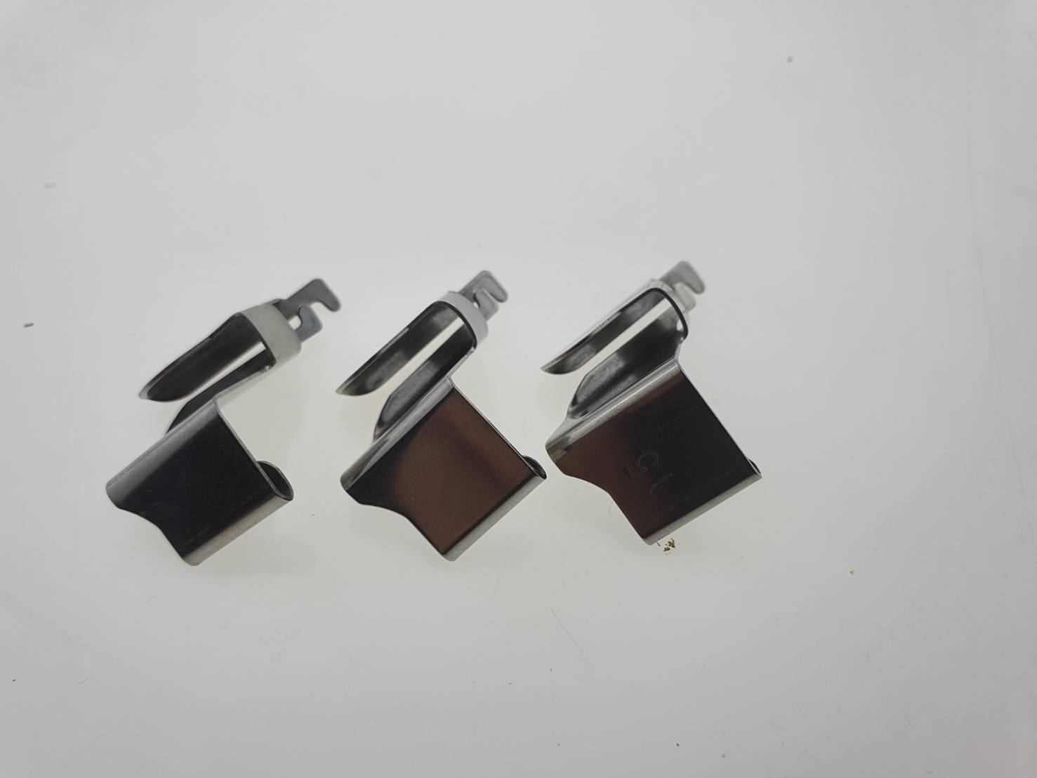 ตัวกันผ้าม้วนขอบจักรโพ้ง ใช้กับงานผ้ายืด ติดตั้งง่านไม่ต้องใช้น็อตใช้งานได้ดีลดเวลาการทำงาน