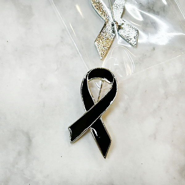 เข็มกลัดโบว์ดำไว้อาลัย โลหะชุบ หลัง เข็มกลัด ชิ้นละ 30.- (โรงงานไทย)