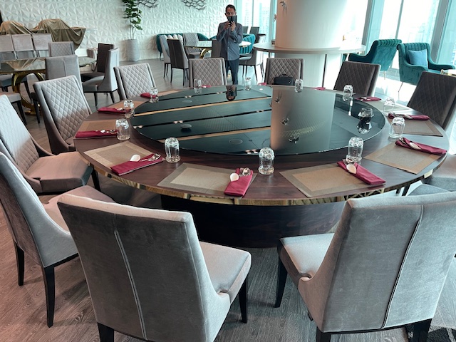 Trp. โต๊ะกลม ขอบคิ้วทอง ขนาด 280 ซม.พร้อมชุดจานหมุนอาหาร กระจกกรม 200 ซม.ฐานรองหมุนไฟฟ้าถ่านชาร์ทรีโมท 1 ชุด