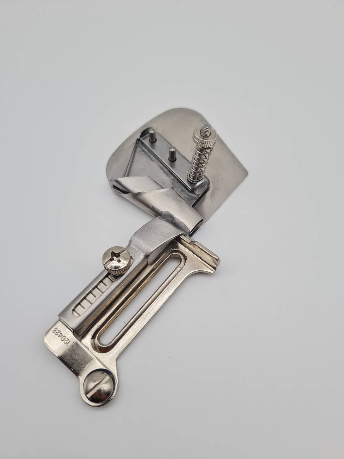 ซองพับชายผ้าและดึงยาง ห่อยางยืดในตัว สามารถปรับความตึงของยางได้ หลายระดับ ใช้กับจักรอุตสาหกรรมเข็มเดี่ยว ติดตั้งไม่ต้องเปลี่ยนฟันจักร