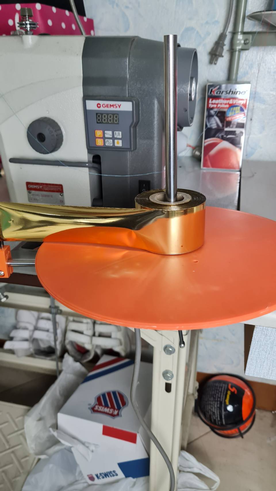 ถาดวางผ้ากุ๊นแบบม้วนสำหรับจักรเย็บผ้าอุตสาหกรรมช่วยให้ผ้ากุ๊นไม่พันกันและเย็บงานได้ต่อเนื่อง