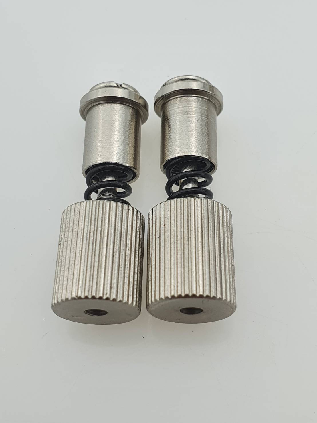 น๊อตยึดตีนผี สำหรับจักรอุตสาหกรรมเข็มเดียว ช่วยลดขั้นตอนการเปลี่ยนตีนผีโดยไม่ต้องให้ไขควง ใช้งานง่าย ยึดได้แน่น มากๆ