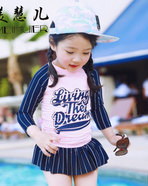 ชุดว่ายน้ำเด็ก พร้อมส่ง :ชุดว่ายน้ำเด็กสีชมพูน้ำเงินแขนยาว แต่งลายทางและอักษร กระโปรงมีกางเกงด้านในแบบสวยน่ารักมากๆจ้า:รอบอก26-30นิ้ว เอว24-28นิ้ว สะโพก26-30นิ้ว