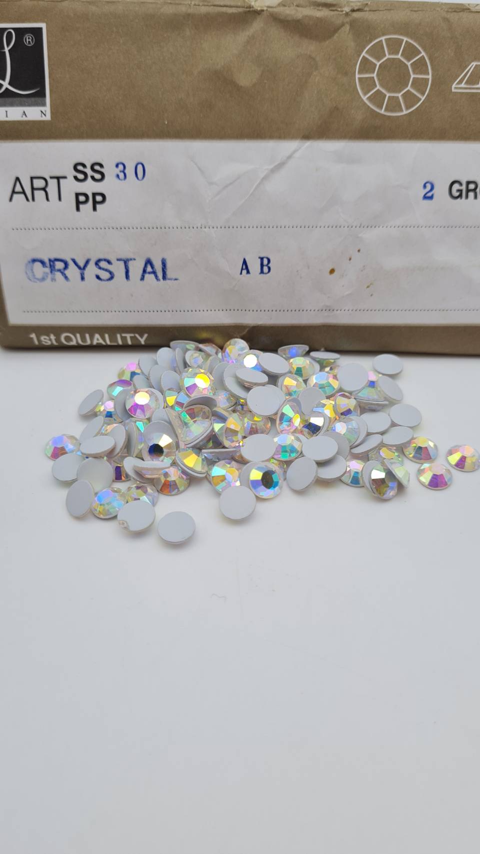 เพชรคคริสตัลก้นแบนและเพชรคริสตัลก้นตัดสีขาว ขนาดต่าง ยี่ห้อเหรียญ (Lian )ก้นตัดก้นเรียบคริสตัลแท้ Swarovski สวารอฟสกี้