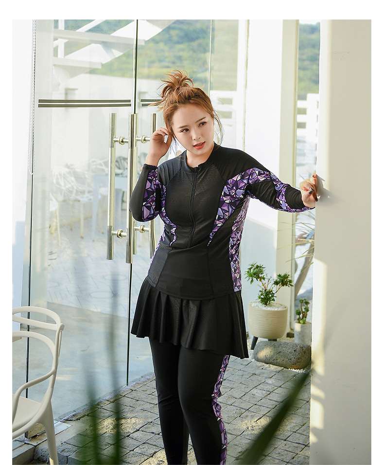 ชุดว่ายน้ำแบบสปอร์ตไซส์ใหญ่ 6xlพร้อมส่ง :ชุดว่ายน้ำคนอ้วนแขนขายาวซิปหน้าสีดำแต่งลายกราฟฟิกสีม่วง มีเสื้อแขนยาวซิปหน้าและกางเกงขายาวแต่งกระโปรงระบาย น่ารักมากๆจ้า:รอบอก42-52นิ้ว เอว40-50นิ้ว สะโพก42-56นิ้ว