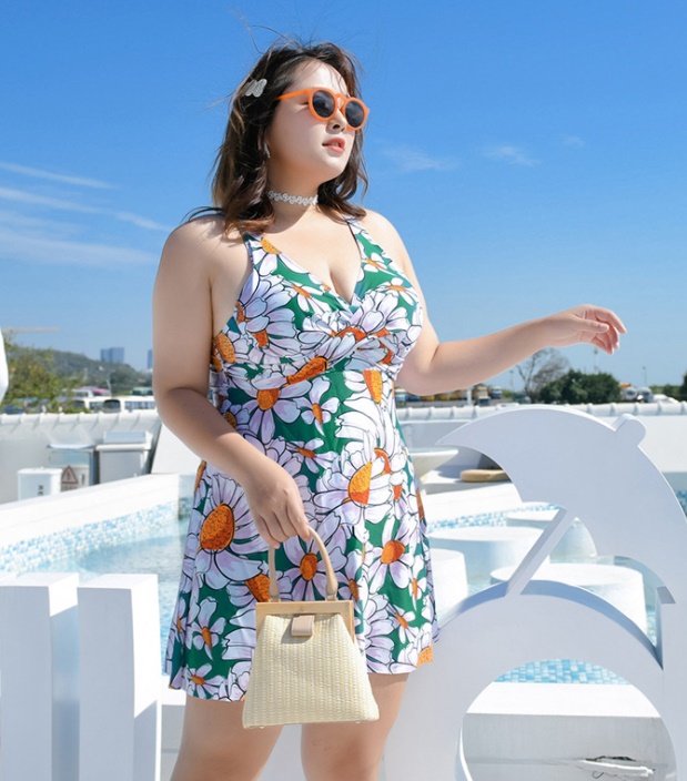 ชุดว่ายน้ำคนอ้วน 6xl พร้อมส่ง: ชุดว่ายน้ำไซส์ใหญ่สีเขียวแต่งลายดอกไม้สีสันสดใสมีกางเกงขาสั้นใส่ด้านในมาพร้อมเสื้อคลุมสีขาว แบบสวยน่ารักมากๆจ้า: ขนาด- รอบอก 38 - 46 นิ้ว- เอว 34 - 44 นิ้ว- สะโพก 40 - 54 นิ้ว- เสื้อคลุมรอบอกกว้าง 54 นิ้ว