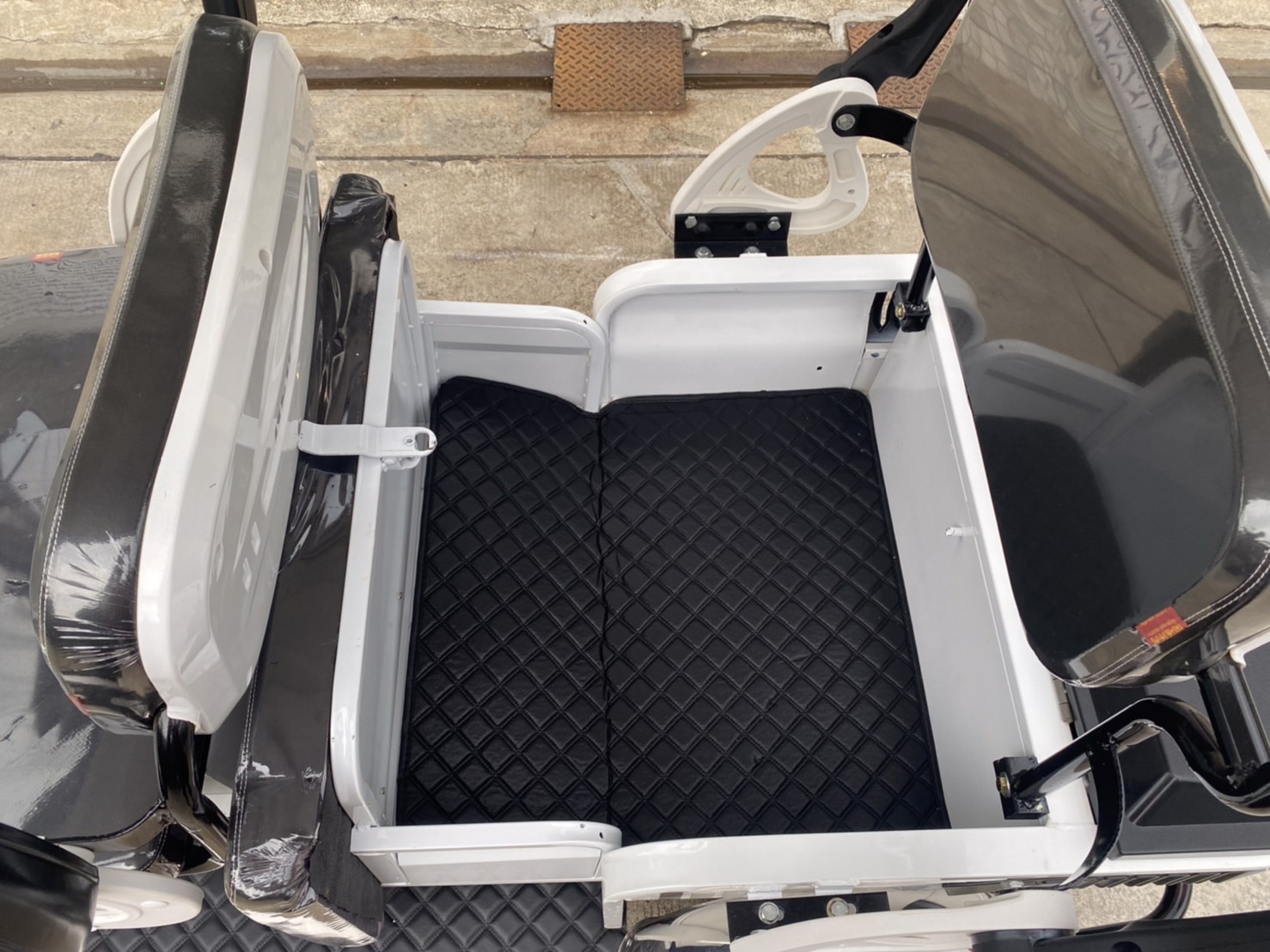 รถกอล์ฟไฟฟ้า 4 ล้อ 4 ที่นั่ง รุ่น M-04 ขับแบบพวงมาลัย