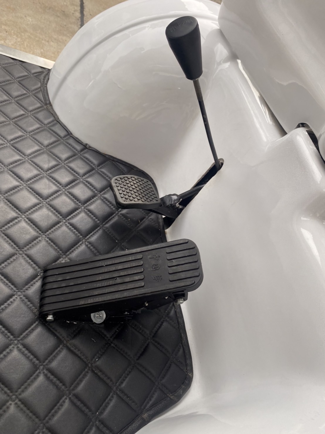 รถกอล์ฟไฟฟ้า 4 ล้อ 4 ที่นั่ง รุ่น M-04 ขับแบบพวงมาลัย