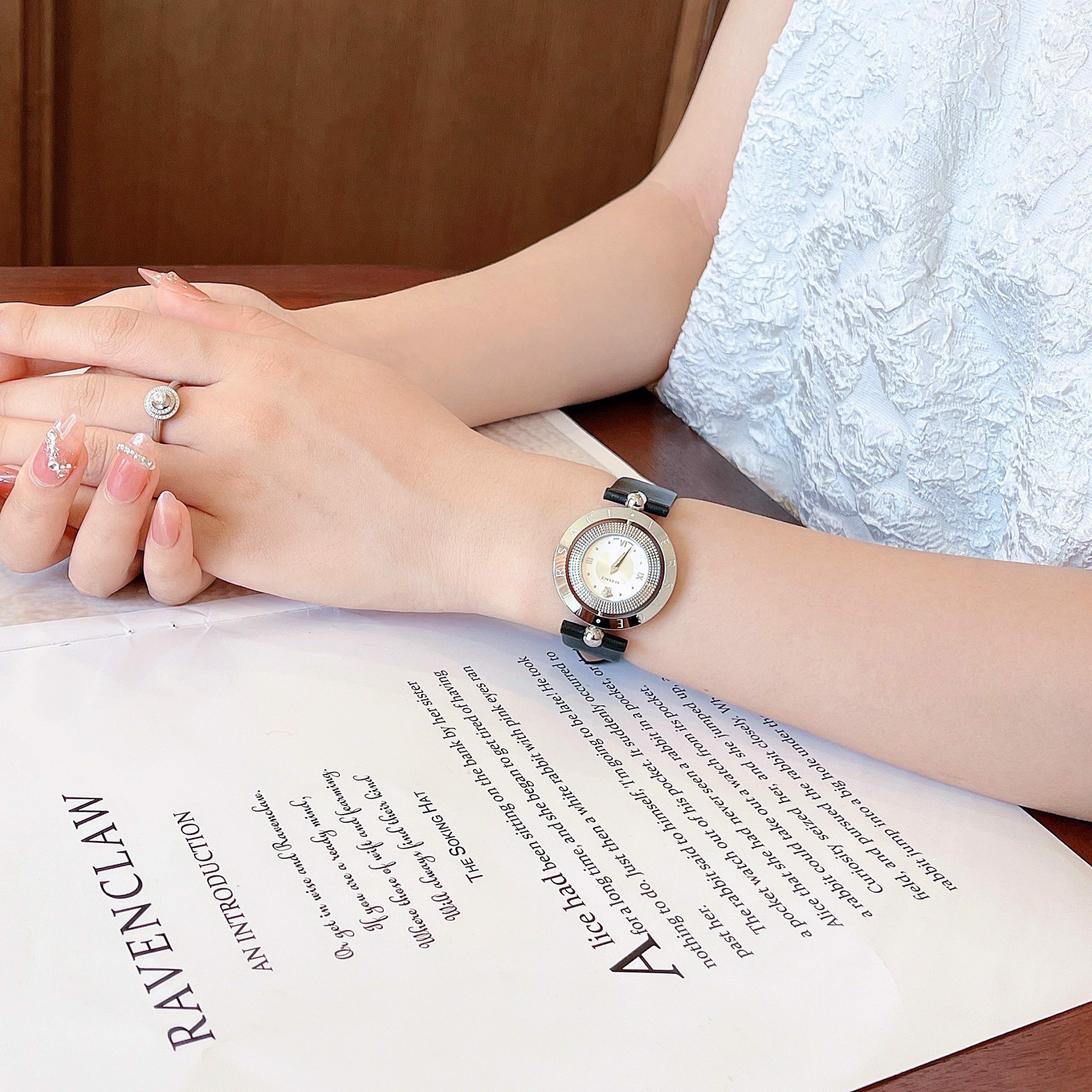 Versace VE7900120 นาฬิกาผู้หญิง Eon Quartz Women's Watch