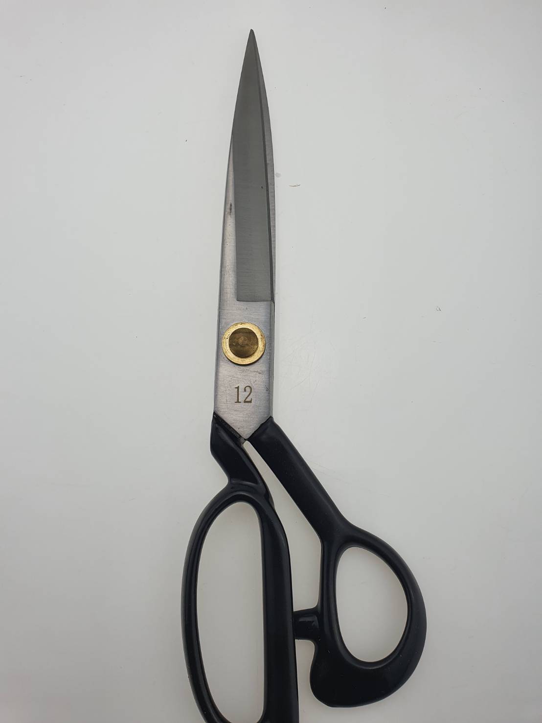 กรรไกรตัดผ้า น้ำหนักเบาผลิตจากเหล็กกล้าอย่างให้งานได้ทันทีไม่ต้องลับคมใหม่ตอนเริ่มใช้งาน