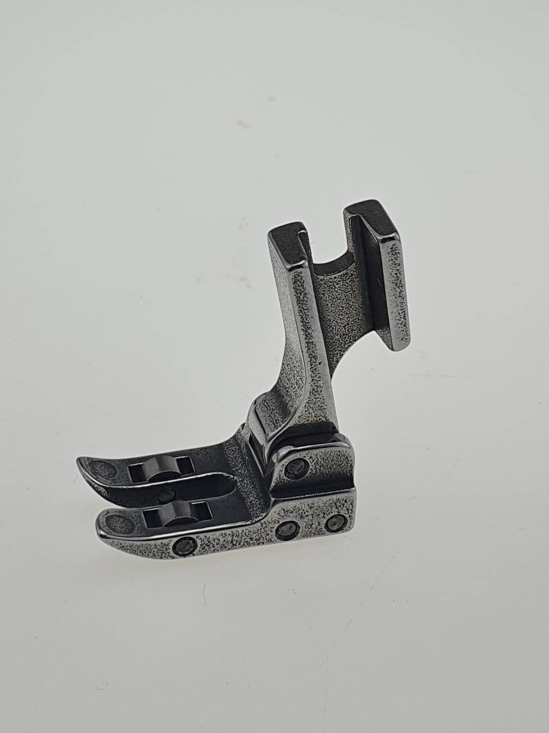 ตีนผีลูกล้อ SPK-3 สำหรับจักรอุตสาหกรรมเข็มเดี่ยว สำหรับเย็บงาน ผ้าหนา งานผ้าใบ งานผ้าม่าน งานเย็บหนังต่าง ๆ ช่วยทำให้เย็บงานลื่น