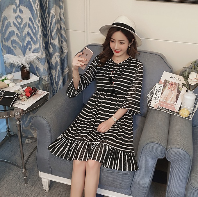 ชุดคลุมท้อง ชุดลุกไม้ฉลุรู แขนระบาย กระดุมเปิดให้นมได้ อกสม๊อค มีเชือกผูก มีซับใน M,L,XL,XXL