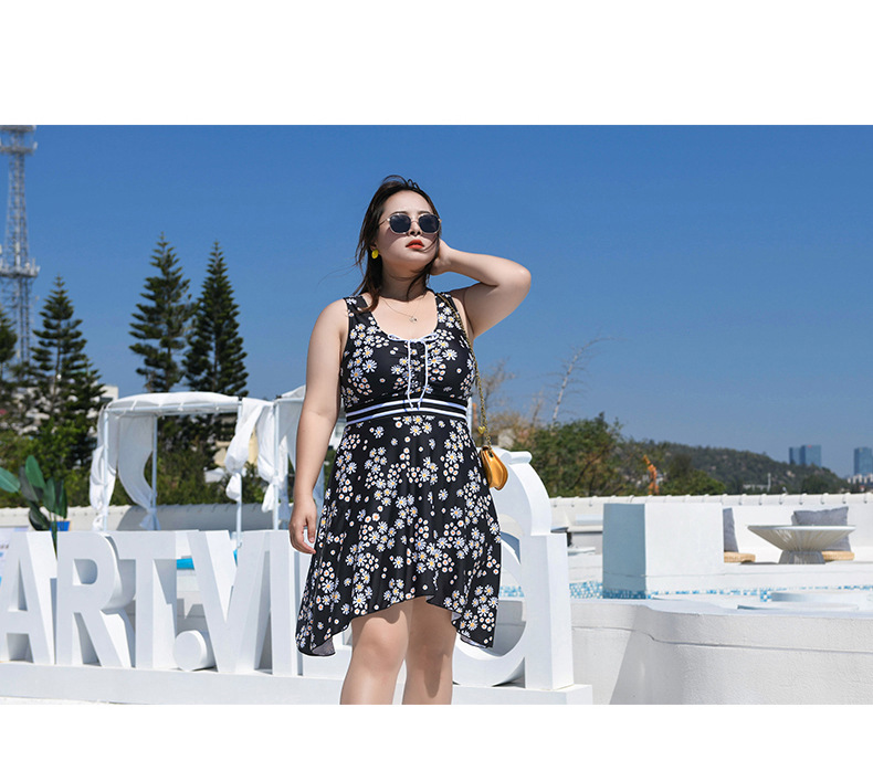 ชุดว่ายน้ำคนอ้วน 6xl พร้อมส่ง :ชุดว่ายน้ำไซส์ใหญ่ชุดเที่ยวทะเลสีดำแต่งลายดอกไม้มาพร้อมเสื้อคลุมมี Hood มีกางเกงขาสั้นใส่ด้านในสีสันสวยสดใส แบบเก๋น่ารักมากๆจ้า : รอบอก 40 - 50 นิ้ว เอว 36 - 48 นิ้ว สะโพก 44 - 54 นิ้ว เสื้อคลุมรอบอกกว้าง 56 นิ้ว