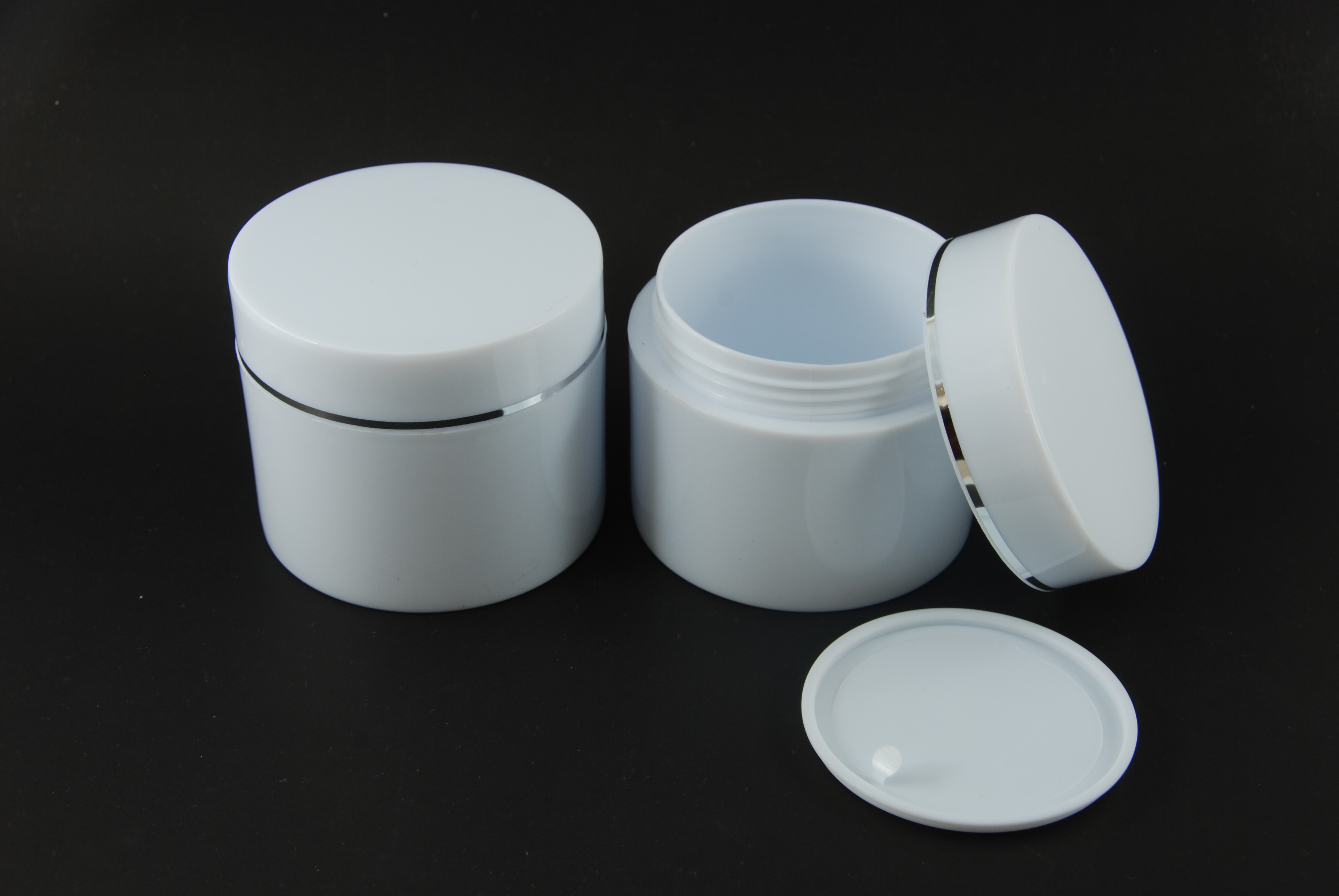 กระปุก TW ขนาด 100 กรัม สีขาว แพคละ 10 ใบ