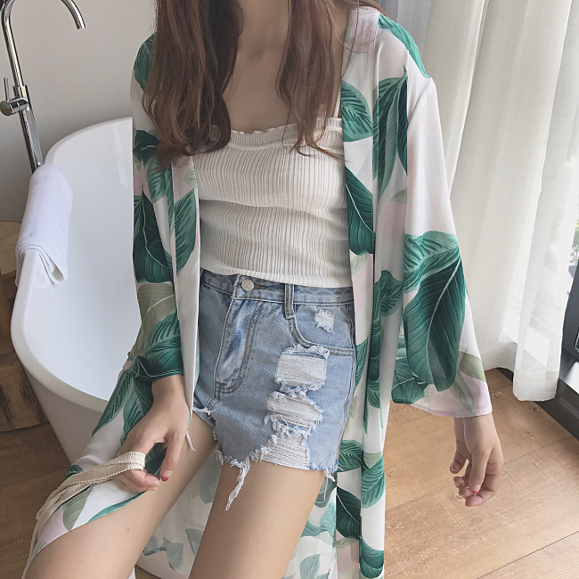 เสื้อคลุมแฟชั่น พร้อมส่ง : เสื้อคลุมสีขาวแต่งลายใบไม้สีเขียวสดใส แบบสวยมากจ้า