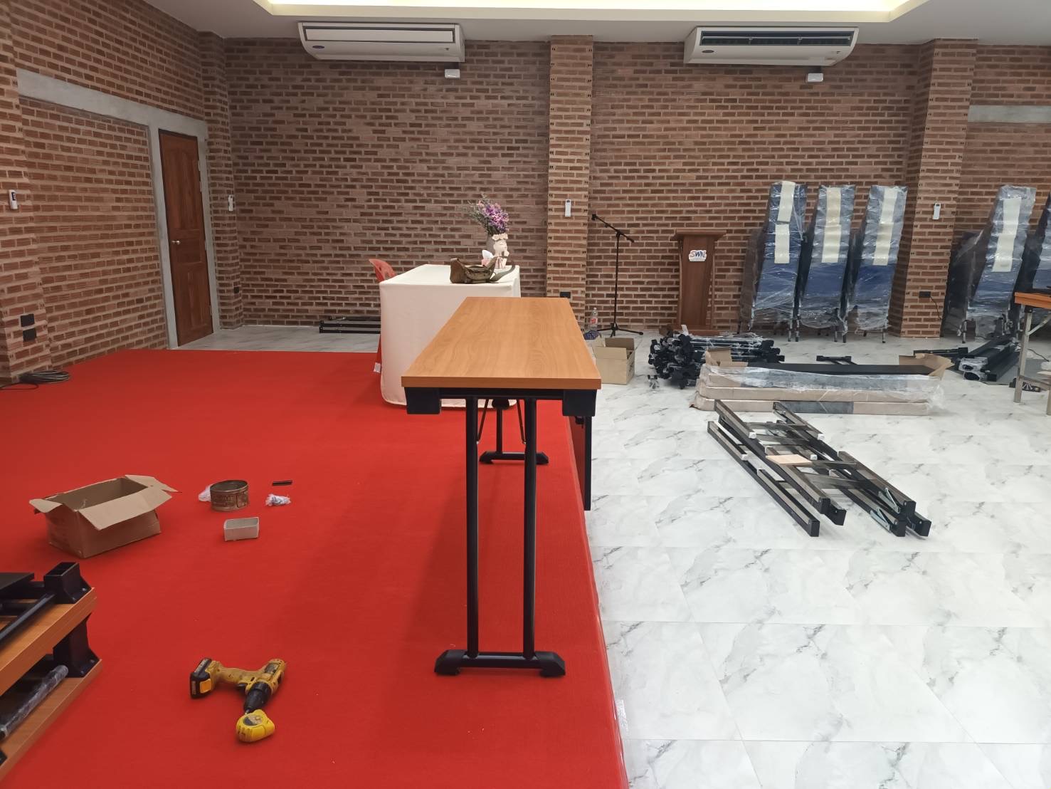 โต๊ะประชุมโต๊ะสี่เหลี่ยม พับขาคู่พร้อมที่บังขา ขนาด กว้าง45xยาว180 cm.สูง 75 ซม.