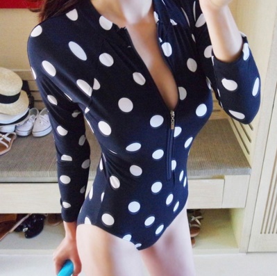 ชุดว่ายน้ำแฟชั่นพร้อมส่ง :ชุดว่ายน้ำวันพีชสีน้ำเงินแต่งลายจุดแขนยาวแบบเก๋ น่ารักมากๆจ้า:รอบอก30-36นิ้ว เอว26-32นิ้ว สะโพก30-38นิ้วจ้า