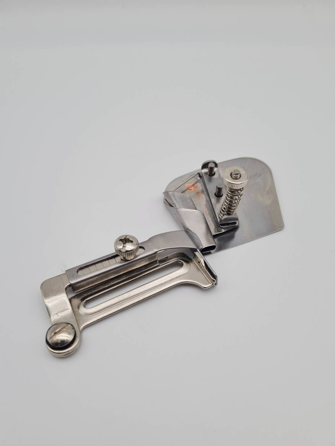 ซองพับชายผ้าและดึงยาง ห่อยางยืดในตัว สามารถปรับความตึงของยางได้ หลายระดับ ใช้กับจักรอุตสาหกรรมเข็มเดี่ยว ติดตั้งไม่ต้องเปลี่ยนฟันจักร