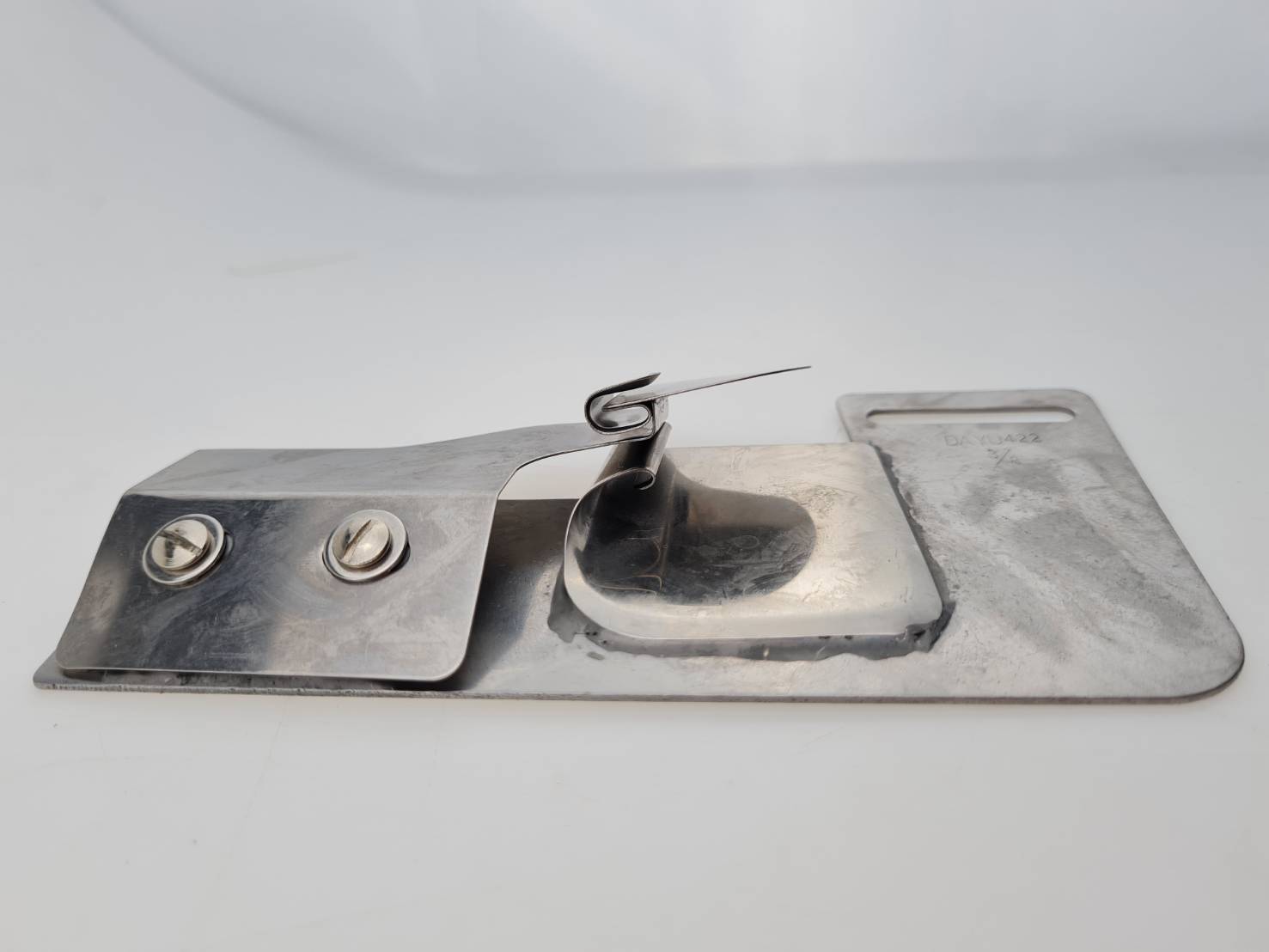 ซองกุ๊นต่อสาบหลังเสื้อ สำหรับจักรเย็บผ้าอุตสาหกรรมเข็มเดี่ยว สำหรับต่อผ้า 3 ชิ้น เข้าด้วยกัน