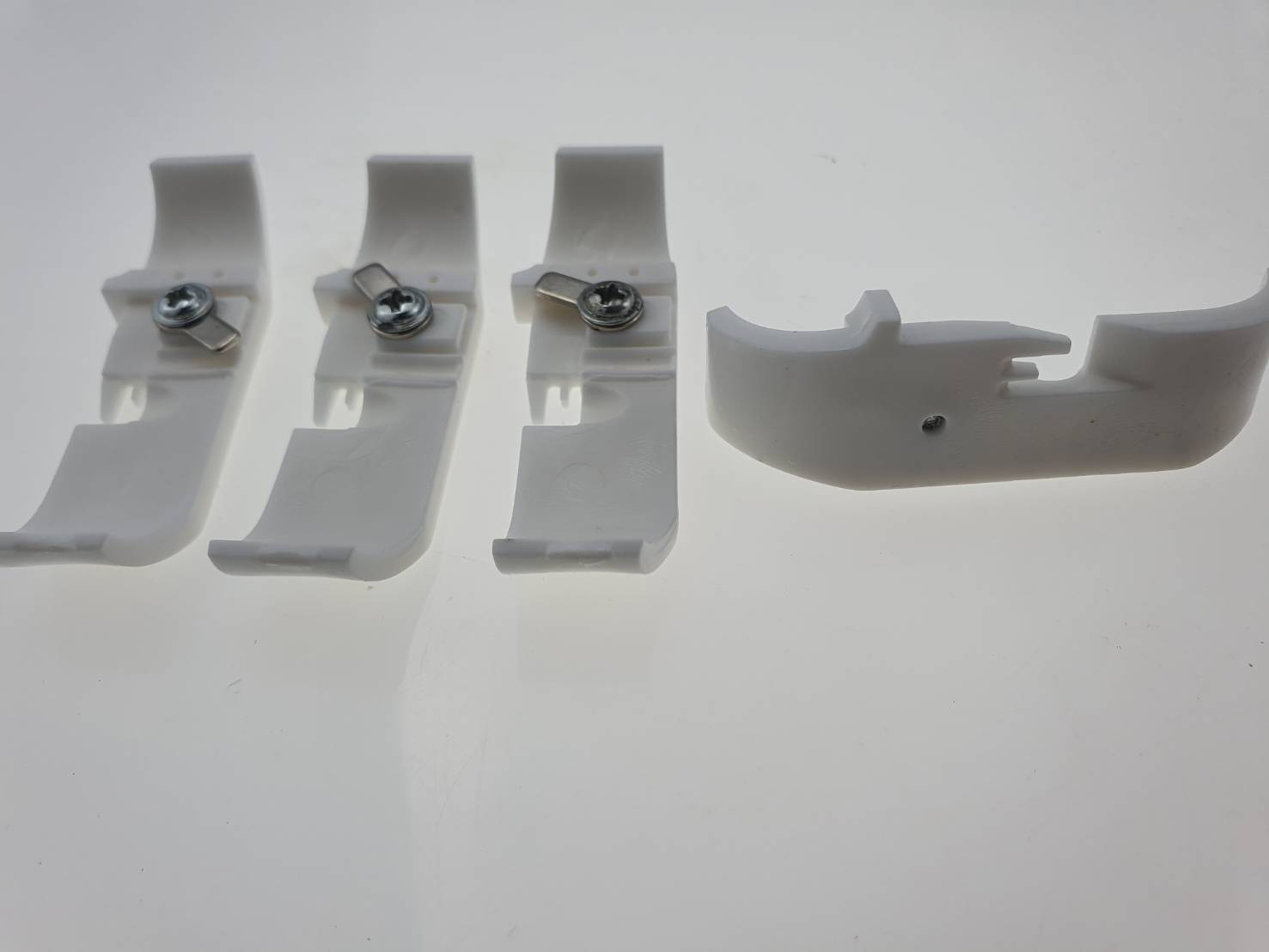 ตีนผีจักรโพ้งสำหรับผ้ายืด สี่เส้น แบบพราสติก เนื้อนิ่มใช้งานง่ายติดตั้งง่ายสำหรับผ้ายืด ใช้กับจักรโพ้งได้ทุกยี่ห้อ